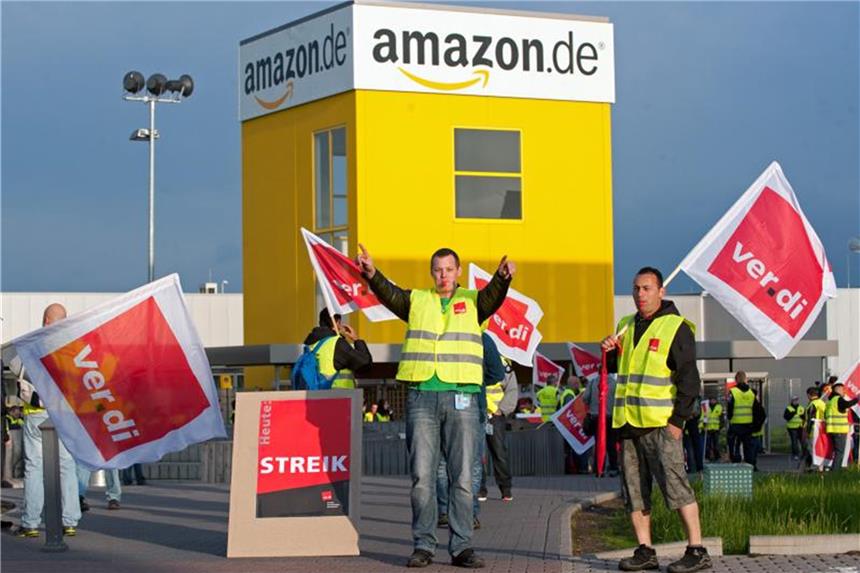 Amazon-Beschäftigte streiken vor dem Logistik-Center des Internet-Versandhändlers Amazon. Foto: Uwe Zucchi