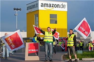 Amazon-Beschäftigte streiken vor dem Logistik-Center des Internet-Versandhändlers Amazon. Foto: Uwe Zucchi