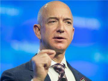 Amazon-Chef Jeff Bezos (53), der am Donnerstag an die Spitze der "Forbes"-Liste der Superreichen geklettert war, musste den Titel nach einigen Stunden schon wieder abgeben. Foto: Michael Reynolds