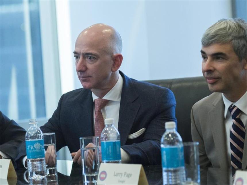 Trumps Kinder beim Technik-Gipfel lösen Kritik aus Amazon-Chef Jeff Bezos (l), der neben Larry Page von Google saß, hatte im Wahlkampf gegen Donald Trump gearbeitet. Foto: Albin Lohr-Jones