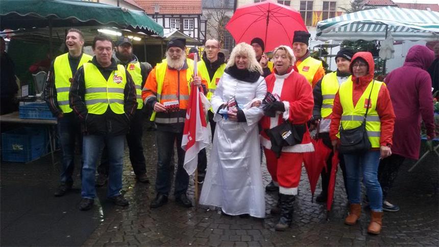 Amazon-Mitarbeiter streikten teils verkleidet auf dem Marktplatz in Werne.