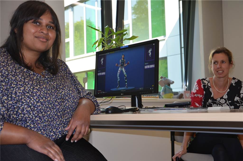 Wenn das Kind internetsüchtig ist - LWL-Haardklinik bietet Hilfe an Ambulanzärztin Mathura Vigneswaran (l.) und Kinder- und Jugendlichenpsychotherapeutin Dr. Katrin Vogel haben an der Haardklinik ein neues Therapieangebot für Kinder und Jugendliche mit problematischem Medienkonsum aufgebaut.