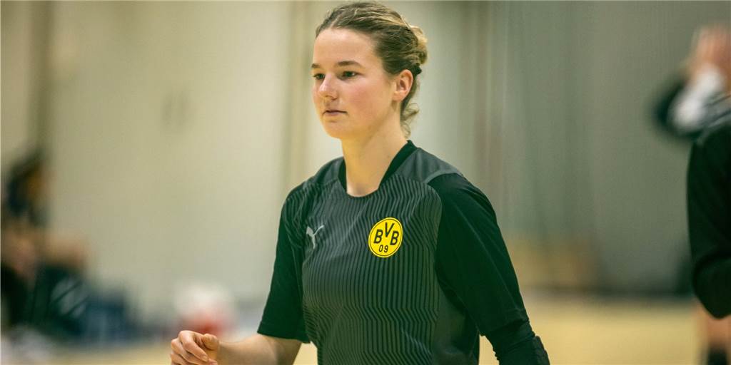 Nach Kündigungen: Weitere Krisentreffen beim BVB – Welche Rolle spielt „Anlauf gegen Gewalt“? BVB-Spielerin Amelie Berger läuft sich warm.