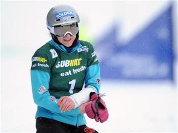 Amelie Kober fährt nach dem Ausrutscher mit gebrochenem Mittelhandknochen die Piste runter. Foto: Caroline Seidel