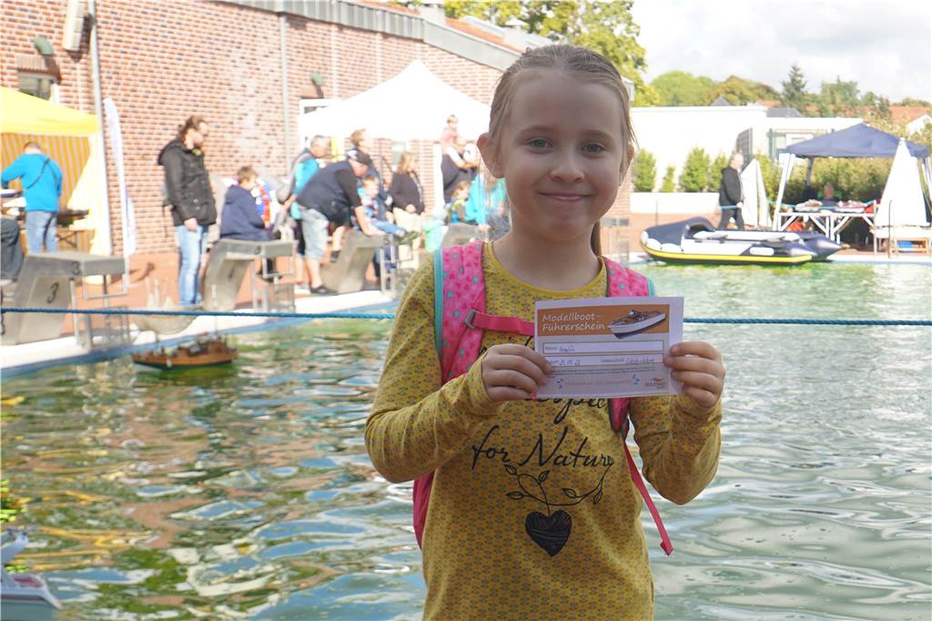 Mit Bildern: Modellboote erobern das Solebad - aber nicht alle dürfen ins Wasser Ein Kind hält den Modellbootführerschein in die Kamera