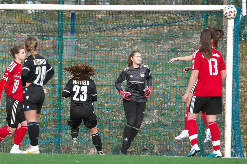 Neuer Co-Trainer für Concordia Flaesheim mit VfL-Vergangenheit: Im zweiten Versuch hat’s geklappt Amelie Lüth (2.v.r.) stand in den ersten Ligaspielen im neuen Jahr bereits zwischen den Pfosten, die Torhüterin wechselte im Winter mit ihrer älteren Schwester zu Concordia Flaesheim.