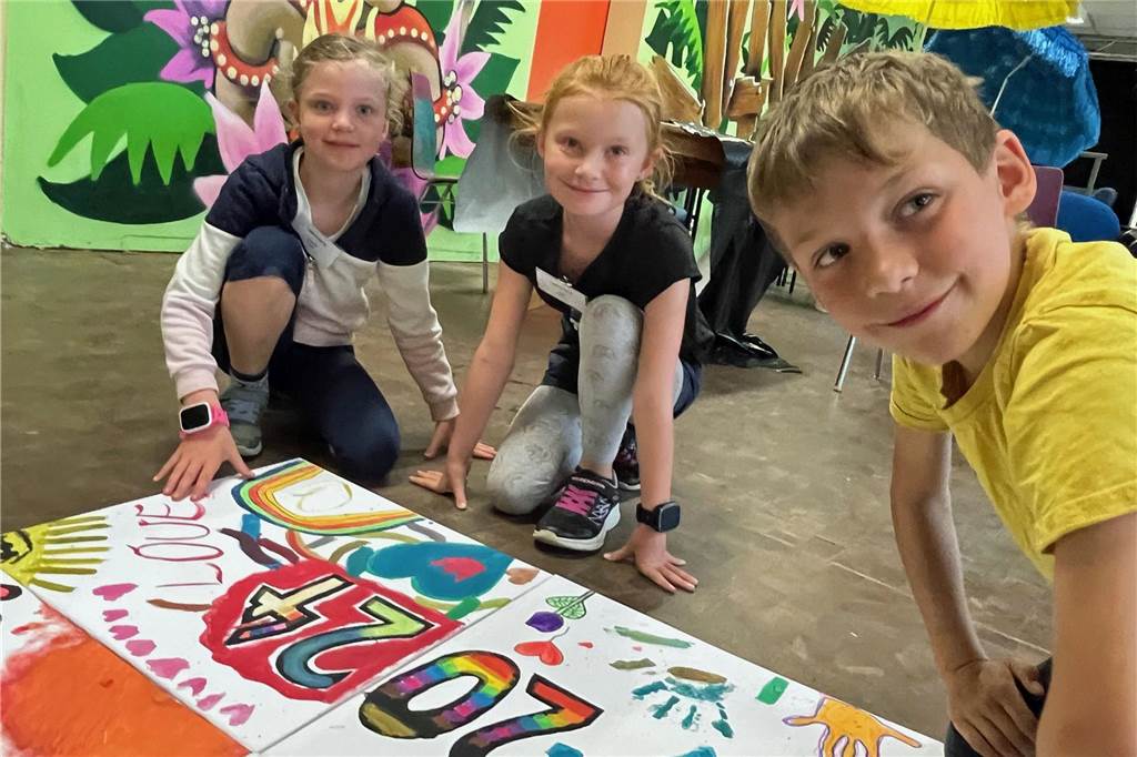 Amelie (v.l.), Jana und Luca haben das Wernutopia-Puzzle schnell zusammengesetzt.