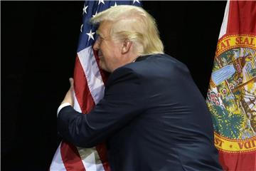 „America first“, lautet die Devise von Donald Trump. Wirtschaftsexperten sind mit der Politik des US-Präsidenten unzufrieden. Foto: Chris O'meara