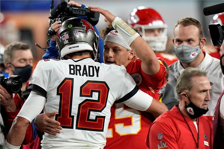 Überragender Brady führt Tampa Bay zum Super-Bowl-Triumph American Football: Profiliga NFL, Tampa Bay Buccaneers - Kansas City Chiefs, Play-off-Runde, Super Bowl: Quarterback Tom Brady (l) von den Tampa Bay Buccaneers umarmt Quarterback Patrick Mahomes von den Kansas City Chiefs.