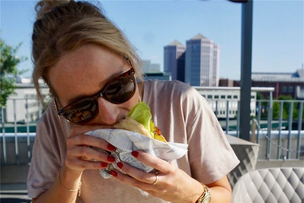 Mit bestem Blick über die Stadt: Neue Rooftop-Bars eröffnen im Ruhrgebiet Amerikanische Küche über den Dächern: Burger in der eSports-Lounge.
