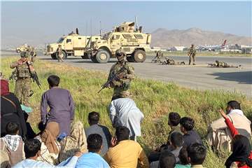 Amerikanische Streitkräfte versuchen, die Lage am Flughafen Kabul in den Griff zu bekommen.