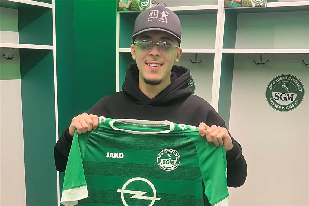 Amin Echamlali zeigt das Trikot der SG Massen.