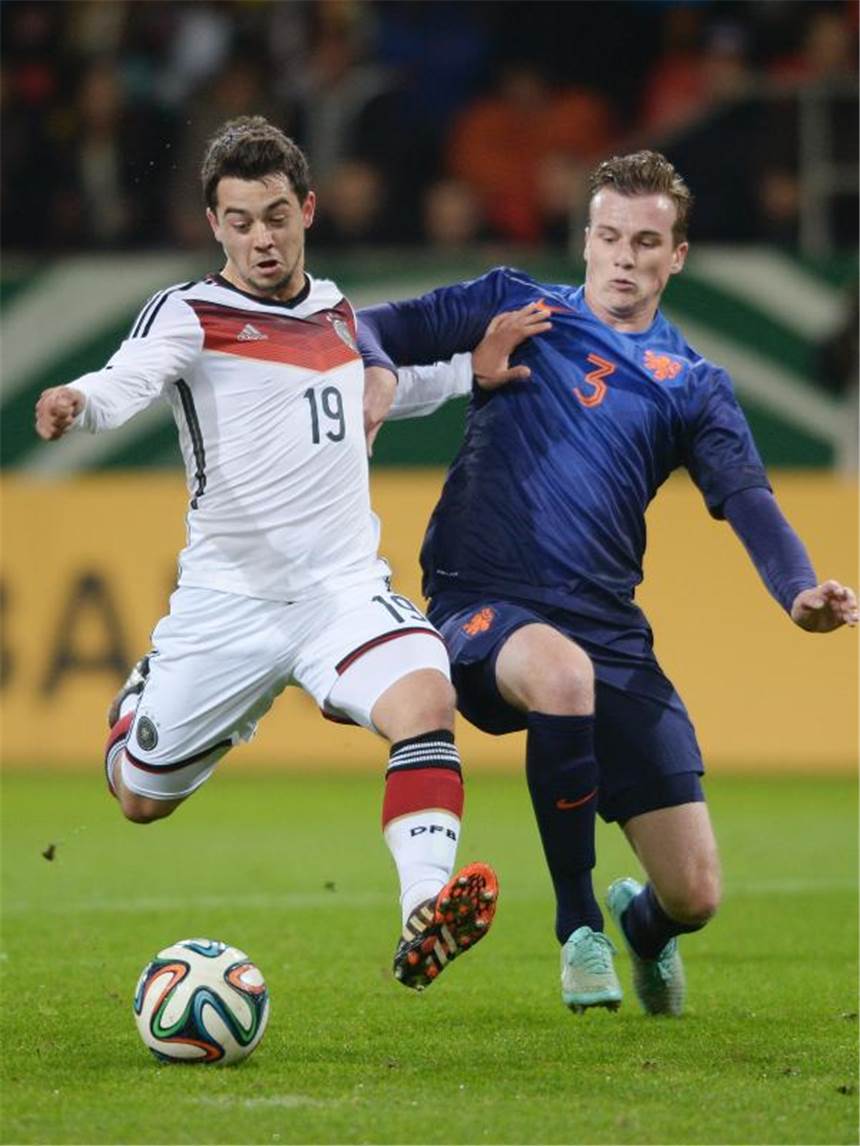 EM-Test bestanden: U 21 besiegt Niederlande 3:1 Amin Younes (l) behauptet sich im Zweikampf vor dem niederländischen Tor gegen Peet Bijen. Foto: Armin Weigel
