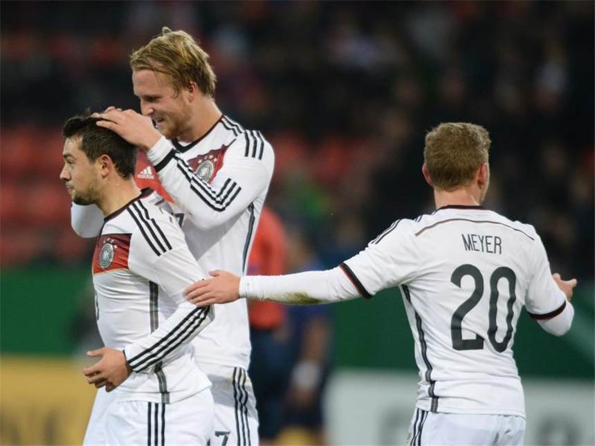 EM-Test bestanden: U 21 besiegt Niederlande 3:1 Amin Younes (l) feiert mit seinen Teamkameraden den Auftakttreffer gegen das niederländische U21-Team. Foto: Armin Weigel/dpa