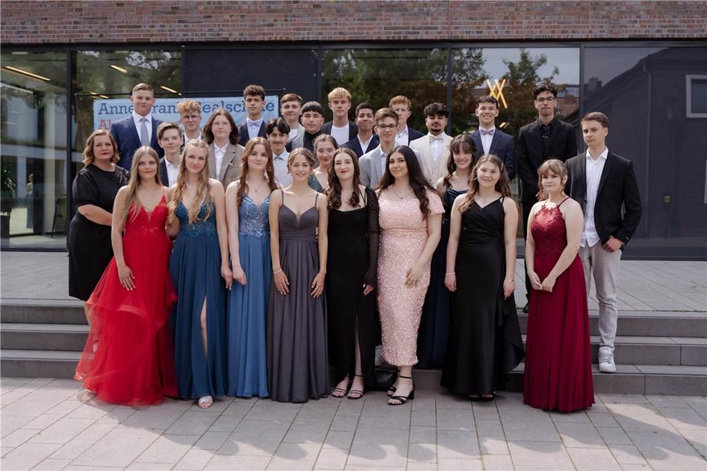 Anne-Frank-Realschule Ahaus: 150 Abschlusszeugnisse feierlich überreicht Amina Abdul Khalek, Massimo Acar, Ali Alsino, Helin Ates, Luca Belbruno, Faruk Dumlupinar, Ozan Cihan Ersoy, Maikel Faininger, Marvin Fries, Jan Greiser, Gerrit Hemker, Louis Kaleja, Ozan-Hamza Ergün Karakuzu, Anida Maloku, Leonie Meckes, Finja Neugebauer, Finn Noack Leni Martine Rathmann, Leann-Meike Rechner, Jamil Ruf, Helene Schücker, Anastasia Surodin, Mette Thesing, Frederic Trimborn, Celine Trippel, Finn Woltering