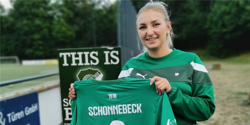 Fußballerinnen dürfen in Männerteams spielen – in Westfalen geht das ganz einfach Amina Passlack hält das Trikot der Spielvereinigung Schonnebeck in die Kamera.