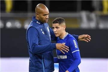 Amine Harit, hier mit Schalkes Co-Trainer Naldo: Im Abseits statt im Mannschaftsrat.