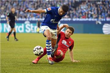 Amine Harit (l.) muss wegen einer Fußprellung eine Trainingspause einlegen.