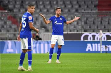 Amine Harit (l.) und Mark Uth, hier im Spiel bei den Bayern: Geht das mit beiden Schalker Offensiv-„Freigeistern“ gleichzeitig gut?
