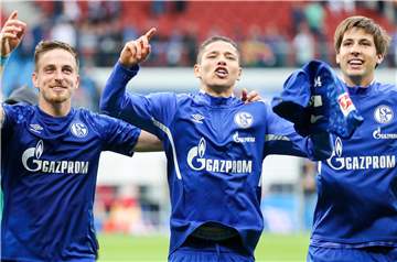 Amine Harit (M.) wurde nicht für Länderspiele von Marokko nominiert. Juan Miranda (r.) macht Fortschritte, Bastian Oczipka absolvierte eine Laufeinheit.