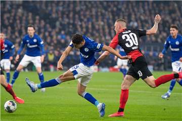 Amine Harit (M.) wurde vom FC Schalke 04 wieder einmal bestraft.