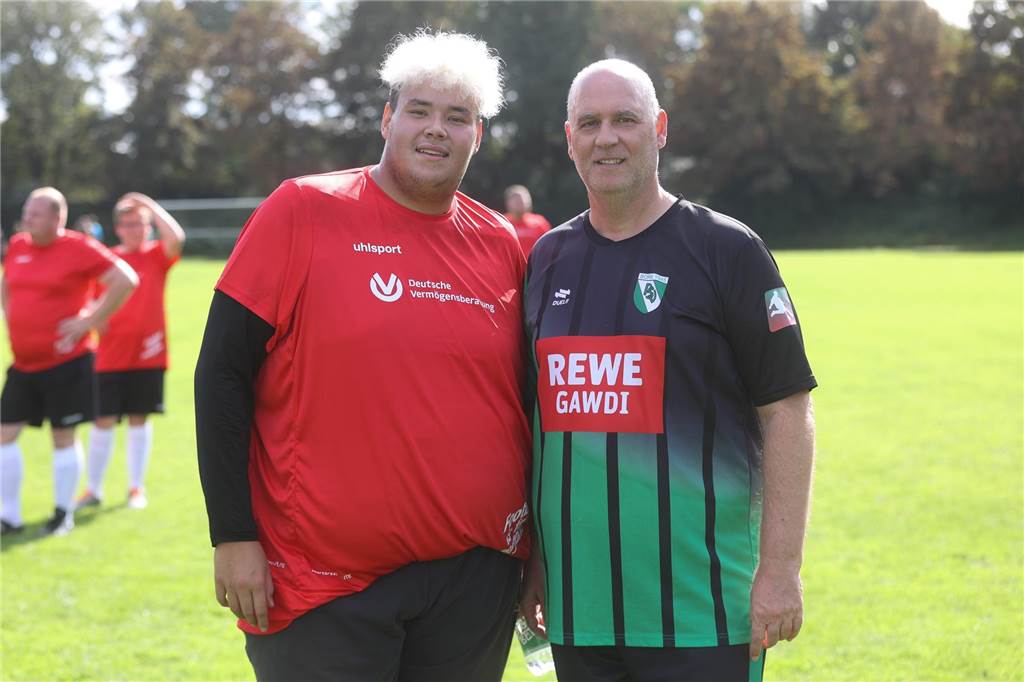 Influencer Aminhoooo schaut gemeinsam mit Mike Kraus in die Kamera.