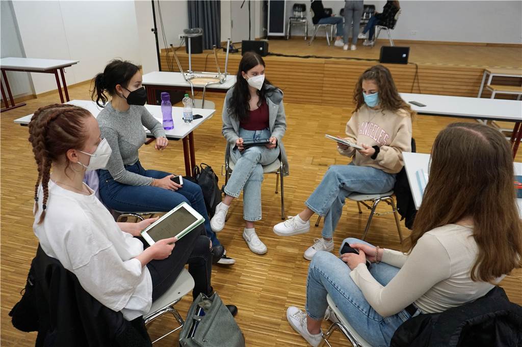 Amirah, Juliane, Lina, Emilia und Maike vom Literaturkurs des Vestischen Gymnasiums Kirchhellen üben ihre Gedichte und geben sich gegenseitig Feedback.