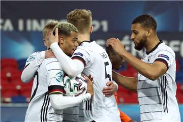 Amos Pieper (2.v.r.) und die deutsche U21-Nationalmannschaft zitterten sich bis ins EM-Viertelfinale, auch wenn Lukas Nmecha (l.) diesmal einen Elfmeter verschoss.