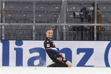 Amos Pieper beim Jubel über sein erstes Profi-Tor - ausgerechnet bei Bayern München.