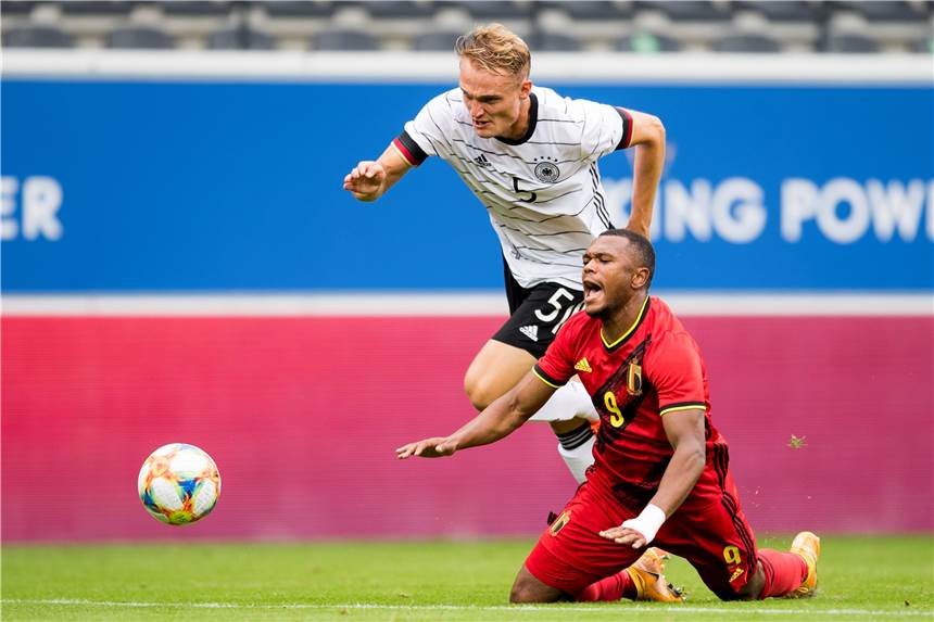 Amos Pieper fliegt in der U21-Nationalmannschaft nach Notbremse vom Platz Amos Pieper bringt seinen Gegenspiel zu Fall - Rot.