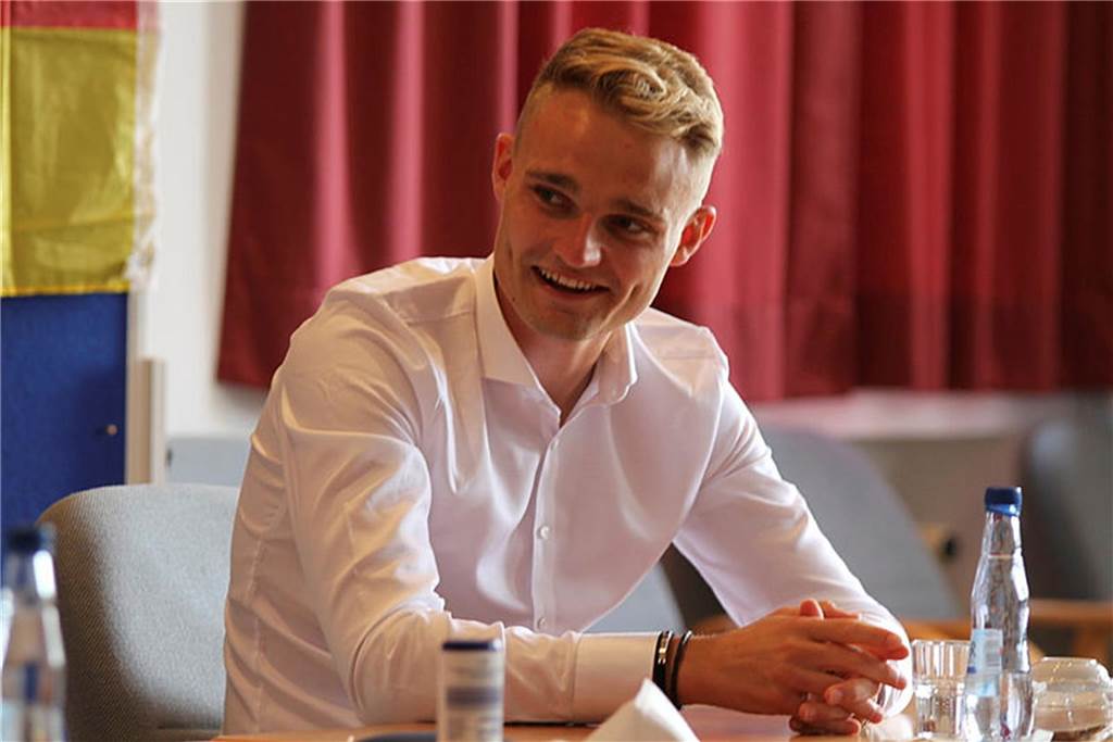 Amos Pieper äußert sich nach OP: Will bald wieder angreifen Amos Pieper schaut zur Seit, grinst dabei.