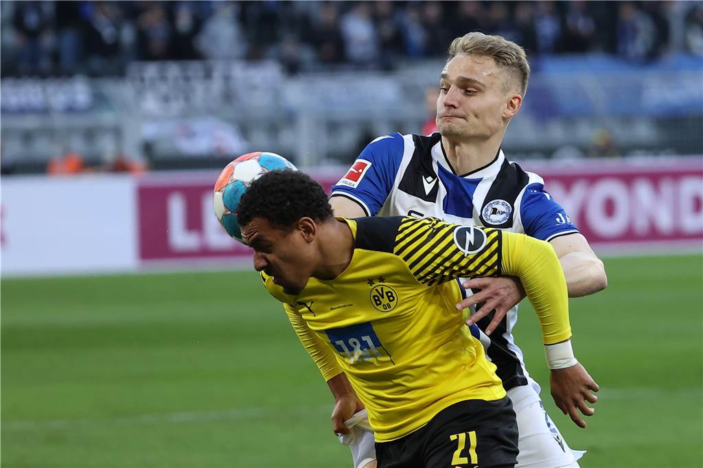 Amos Pieper vor BVB-Wiedersehen mit Bremen: „Ich bin extrem heiß“ Amos Pieper im Zweikampf mit Donyell Malen.