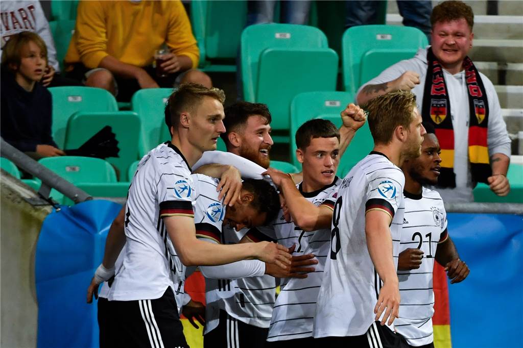 Träume werden wahr: Amos Pieper krönt eine überragende Saison mit dem EM-Titel Amos Pieper (l.) freut sich über das entscheidende 1:0 von Lukas Nmecha (2.v.l.).