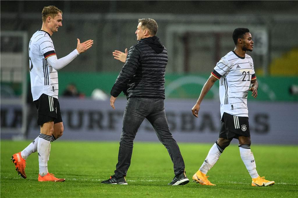 Amos Pieper (l.), mit Trainer Stefan Kuntz, ist auch Teil der Deutschen U21-Nationalmannschaft.