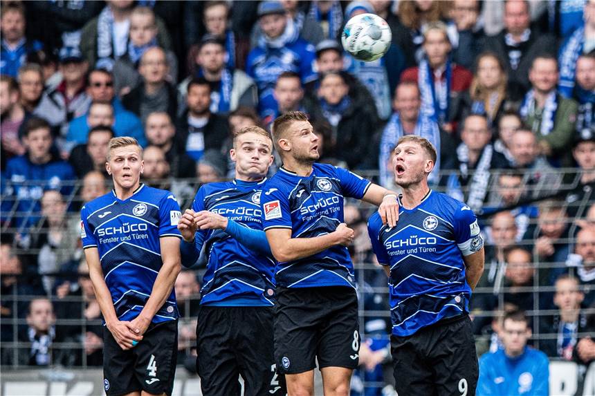 Amos Pieper: Tabellenführer mit Arminia Bielefeld und für die Nationalmannschaft nominiert Amos Pieper mittendrin: Der Nordkirchener (2.v.l.) fürt derzeit gemeinsam mit (v.l.) Joakim Nilsson, Florian Hartherz und Fabian Klos die Tabelle der 2. Fußball-Bundesliga an.
