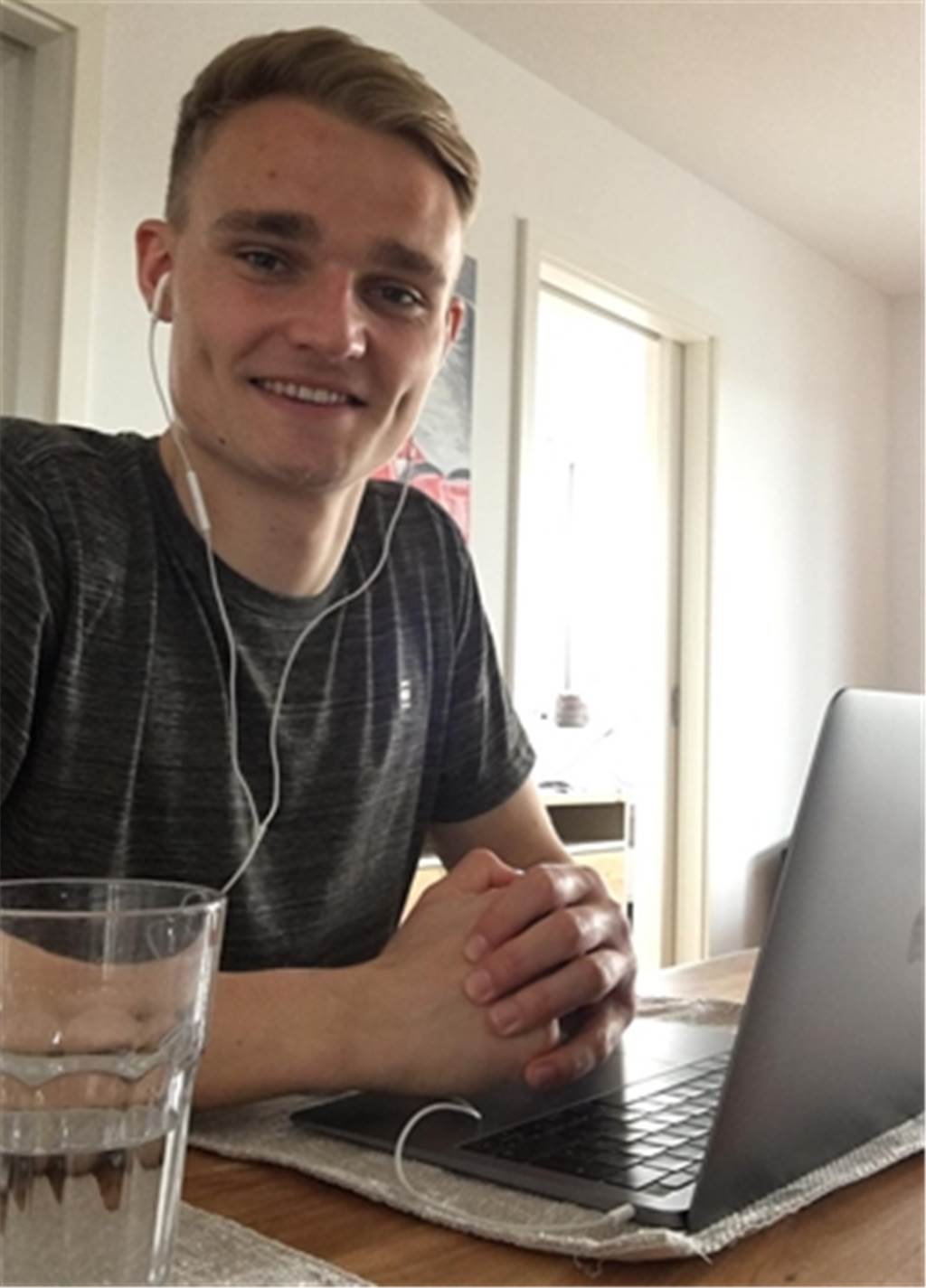 Studium, Regalaufbau und Spielekonsole - wie Pieper die Kontaktsperre erlebt Amos Pieper nach seiner Vormittagseinheit: „Ich habe die größte Zeit meine Freundin bei mir in der Wohnung und das ist auch mein einziger sozialer Kontakt im Moment.“