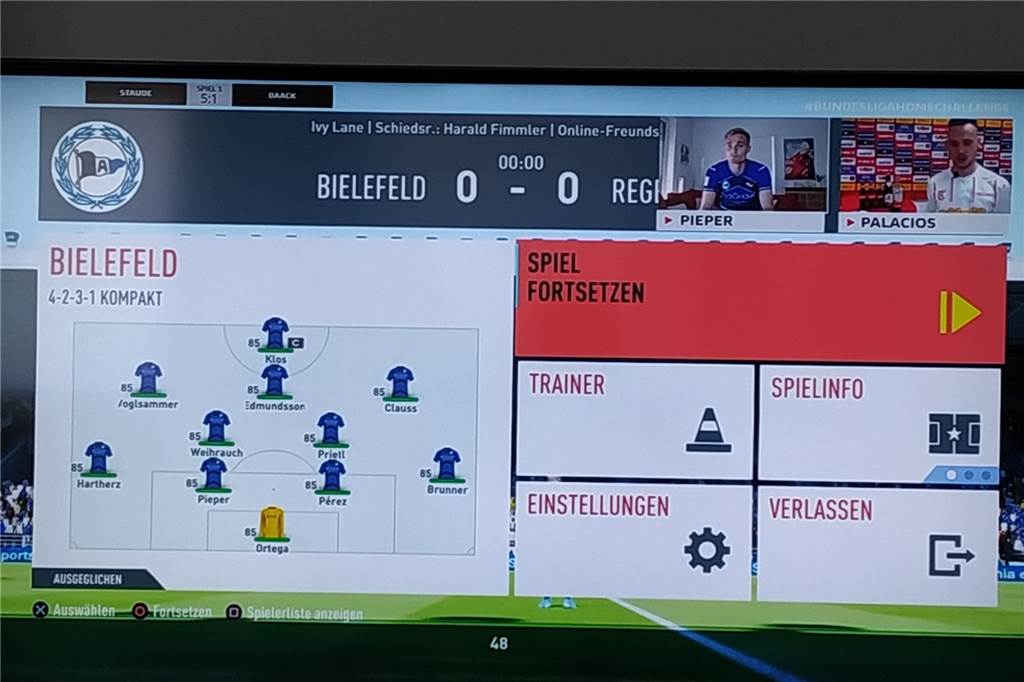 FIFA-Duell unter Fußballprofis: Nordkirchener Amos Pieper zeigt sein Können an der Playstation Amos Pieper stellte sich selbst in der Innenverteidigung auf.