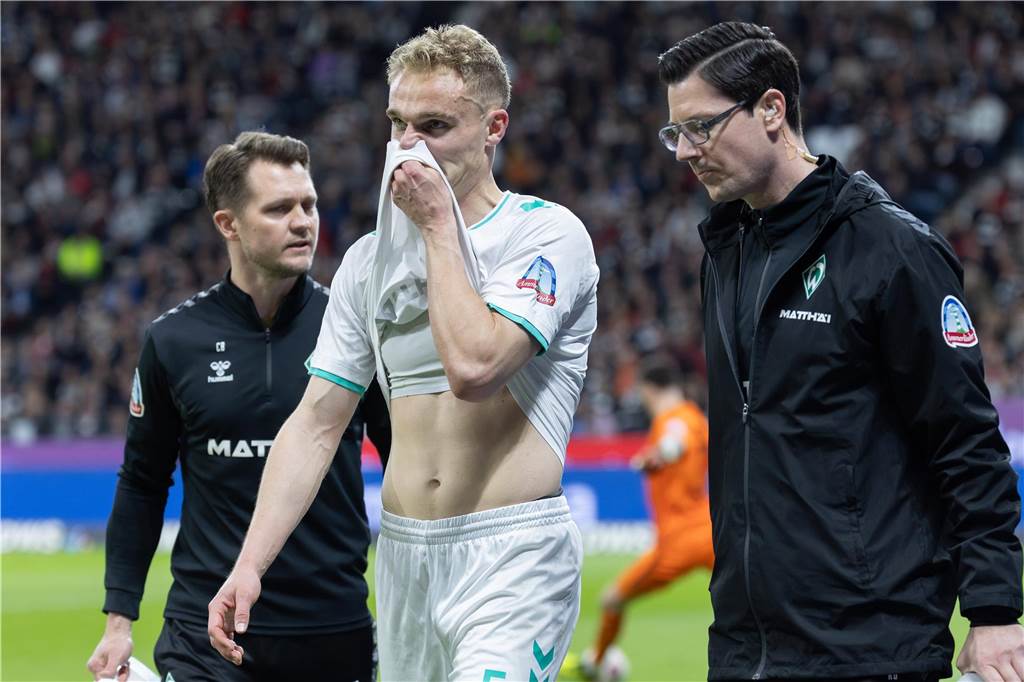 Amos Pieper feiert sein Comeback: Nordkirchener Fußballprofi ist zurück auf dem Platz Amos Pieper zieht sich das Trikot hoch.