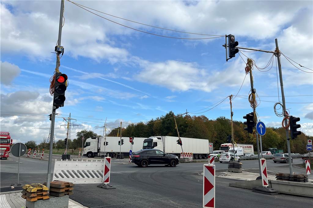 Teil der B54-Baustelle erreicht im November wichtigen Wendepunkt Ampelchaos an der Kreuzung B54/B236: Ab hier werden die Autos einspurig auf einer Fahrbahn Richtung Lünen gelotst.