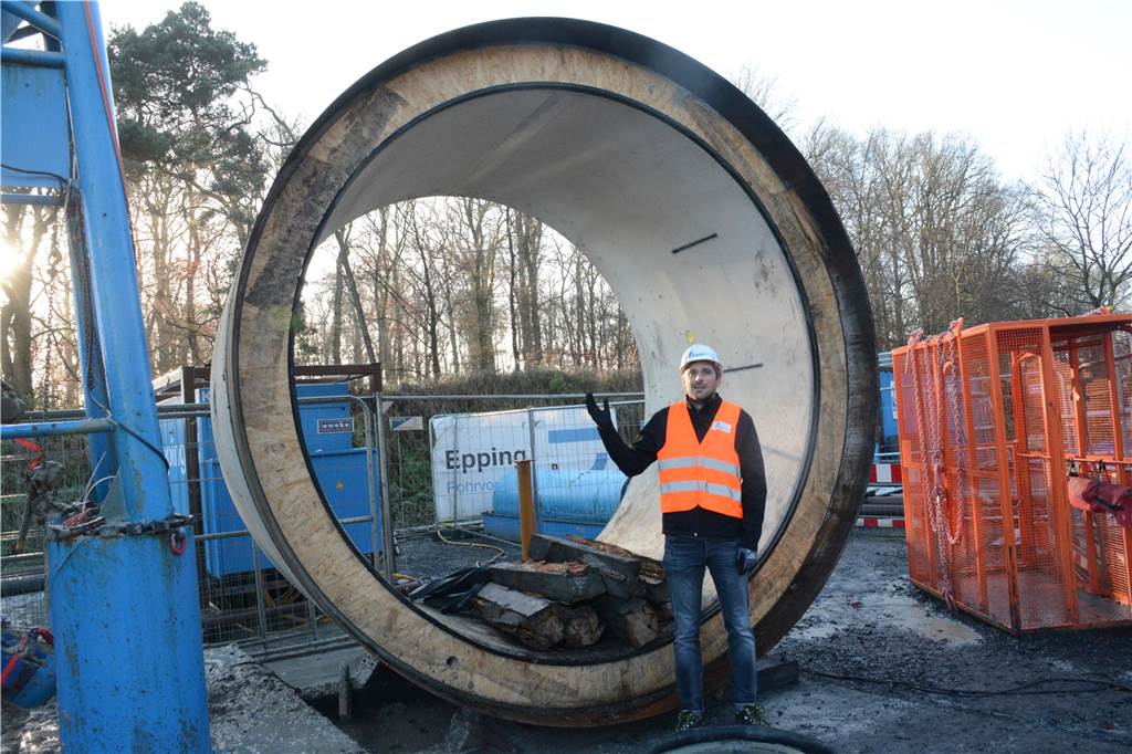 Mit Video: Energie-Tunnel wird ausgeräumt – Fertigstellung erst 2023 Amprion-Sprecher Jonas Knoop vor einem Röhrenelement, das noch verbaut werden wird. Hierbei handelt es sich um eine Maßanfertigung.