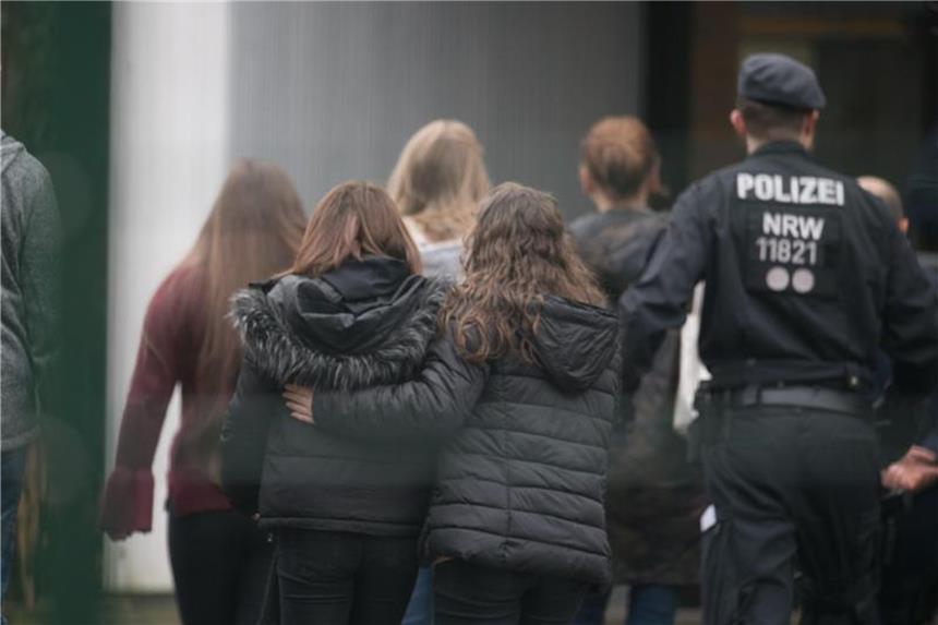 Minister: Tod in Lünen bedeutet nicht wachsende Jugendgewalt Am Tag der Tat in Lünen: Polizisten begleiten Kinder über den Pausenhof der Käthe-Kollwitz-Gesamtschule. Foto: Bernd Thissen