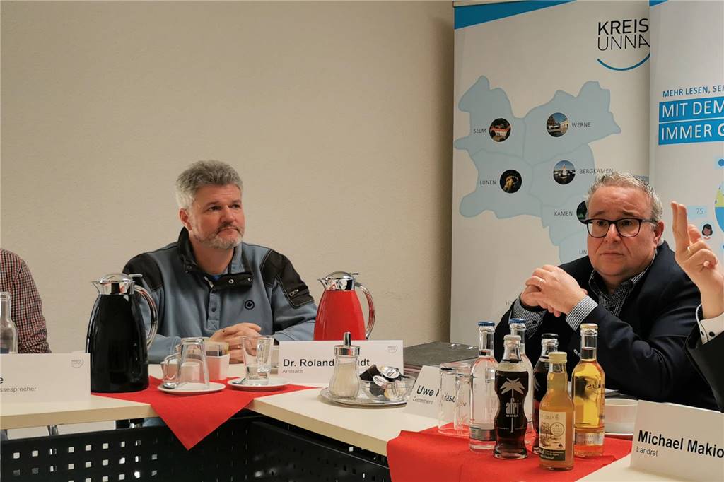 Amtsarzt Dr. Roland Staudt (l.), hier mit dem damaligen Dezernenten Uwe Hasche, ist im April 2023 in den Ruhestand gegangen.