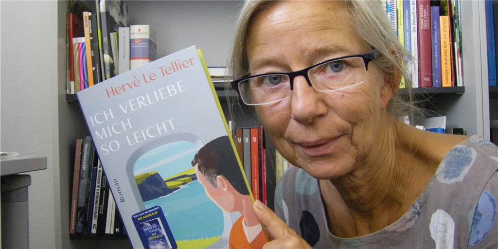 Buchtipp: Ein 50-jähriger Mann reist seiner neuen Liebe nach Amüsant liest sich die Geschichte von dem verliebten Kauz aus Hervé Le Telliers Roman „Ich verliebe mich so leicht“, findet Buchrezensentin Bitta Helmbold.
