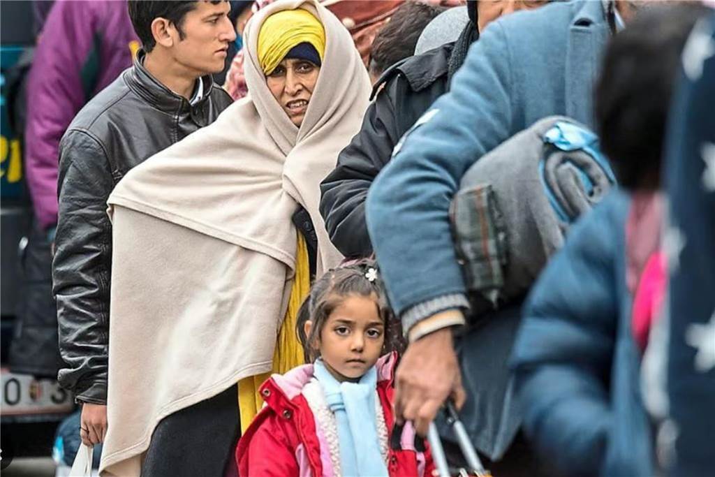 Überraschender Personalwechsel: Flüchtlingsintegration in neuen Händen Flüchtlinge stehen in einer Schlange