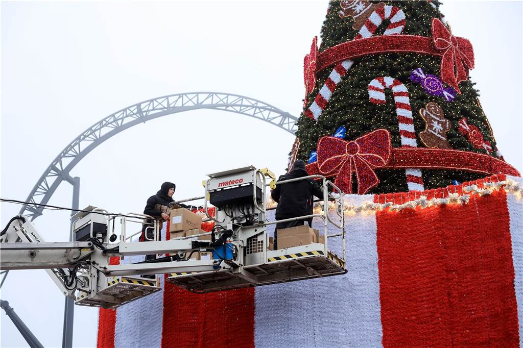 Blick hinter die Kulissen: Movie Park bereitet sich auf Winteröffnung vor An allen Ecken im Park wird weihnachtlich dekoriert