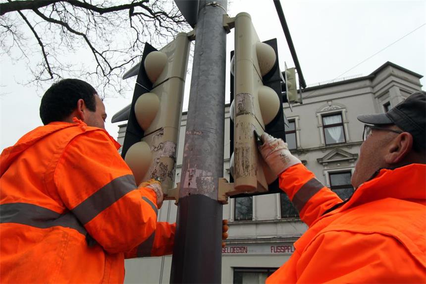 Frühjahrsputz gegen Nazi-Propaganda An Ampeln, Laternen, auf Stromkästen und an Mauern kleben immer wieder Aufkleber mit Nazi-Sprüchen. Mitarbeiter des Tiefbauamtes und einer Stadtteilwerkstatt sind nahezug täglich im Einsatz, um das Propagadamaterial zu entfernen.
