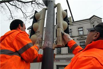 An Ampeln, Laternen, auf Stromkästen und an Mauern kleben immer wieder Aufkleber mit Nazi-Sprüchen. Mitarbeiter des Tiefbauamtes und einer Stadtteilwerkstatt sind nahezug täglich im Einsatz, um das Propagadamaterial zu entfernen.