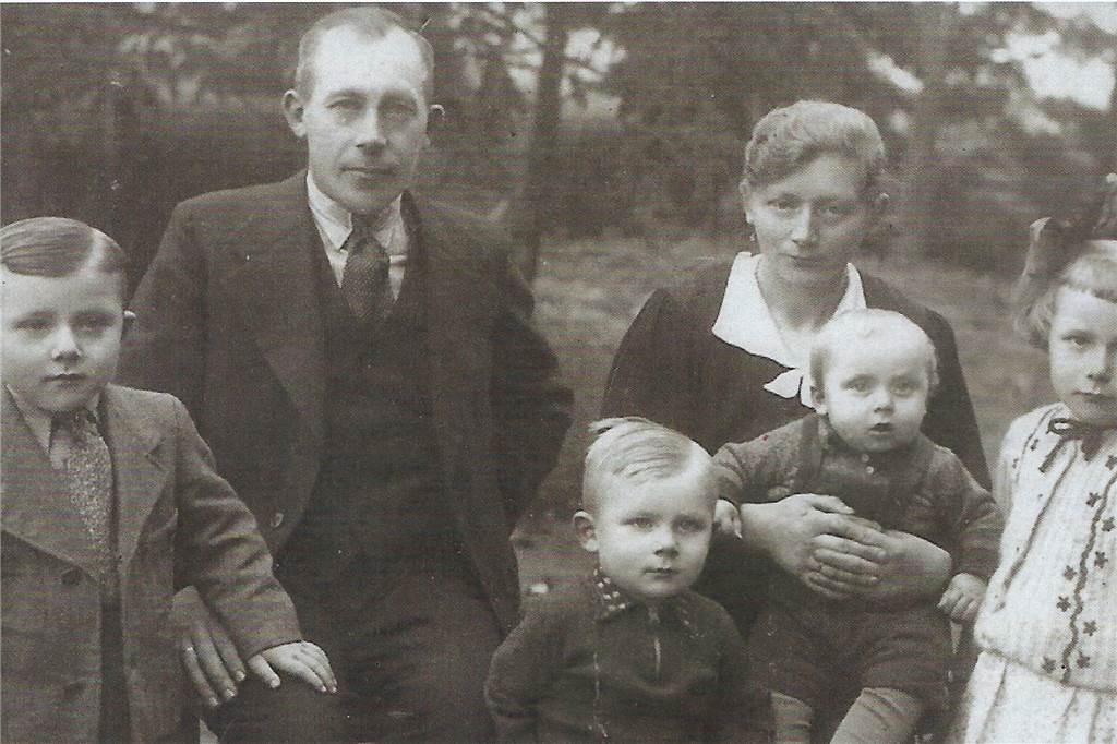 Niederländer erinnern mit Denkmal auch an einen Lüntener An Anton Olbering, hier mit seiner Frau Anna und seinen vier Kindern, erinnert das Denkmal in Buurse, das am Sonntag enthüllt wird.