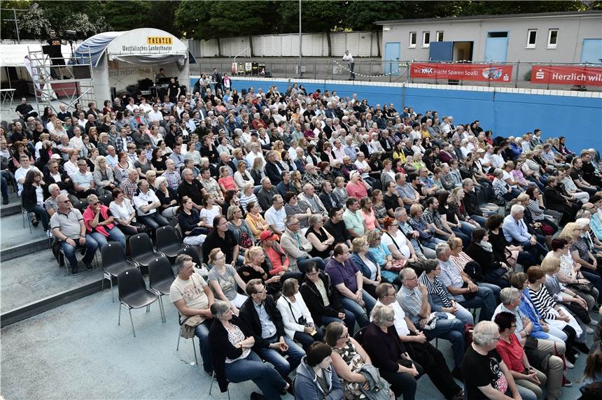 „Bühne raus“ erneut ein voller Erfolg - das Programm für das kommende Jahr steht fest An beiden Abenden war das Parkbad Süd beim WLT-Klassiker „Bühne raus“ fast ausverkauft. Und die Gäste waren einmal mehr begeistert.