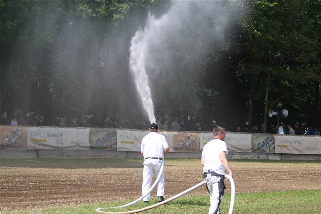Grasbahnrennen in Lüdinghausen zieht wieder Tausende Zuschauer an: Rettungshubschrauber An Christi Himmelfahrt fand in Lüdinghausen wieder das Grasbahnrennen statt.